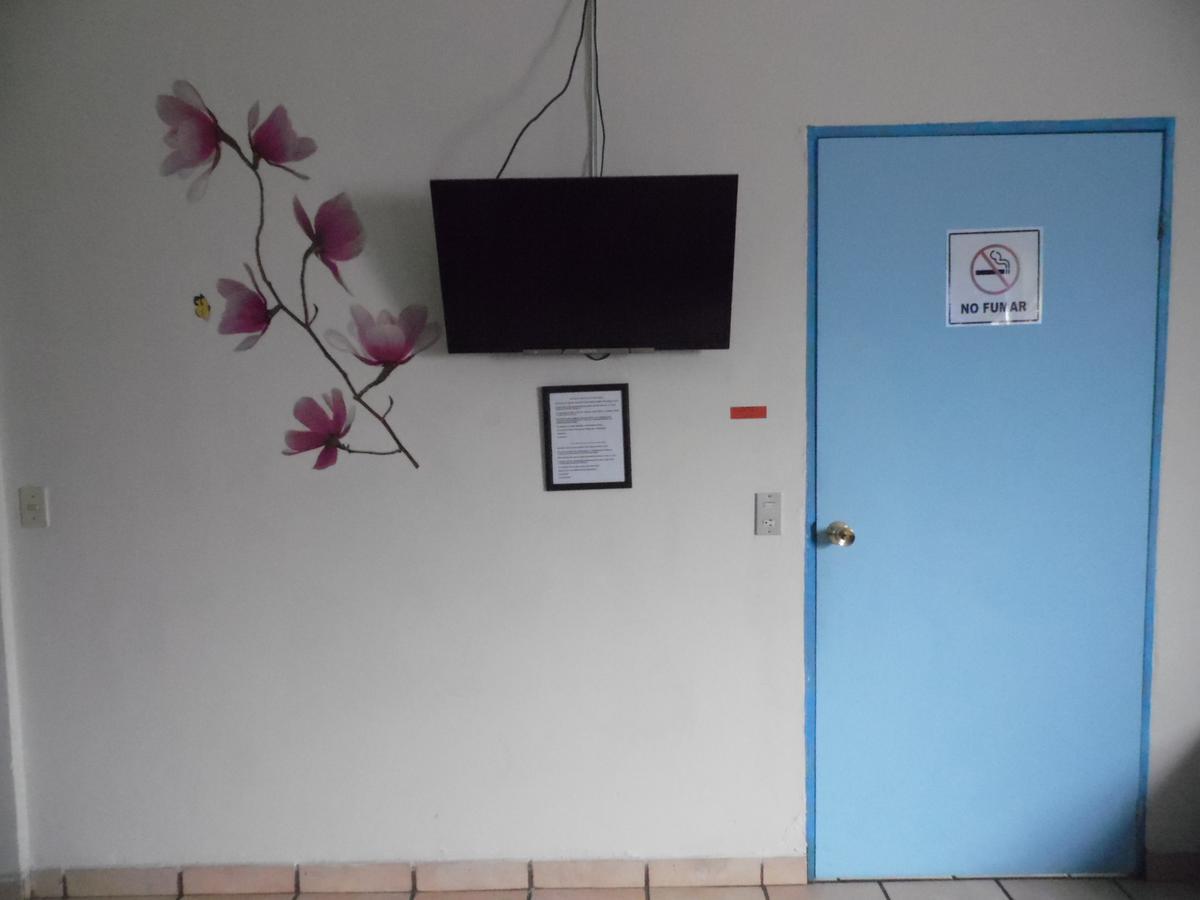 Hotel Happy House ซานซัลวาดอร์ ภายนอก รูปภาพ